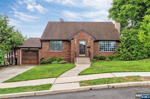 4 Gail Pl, Secaucus, NJ, 07094-3809 | Card Image