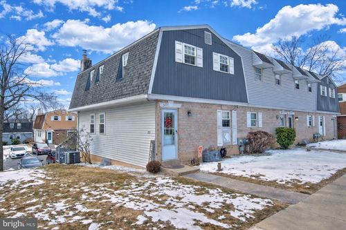 523 Village Ln, POTTSTOWN, PA, 19464-3017 | Card Image