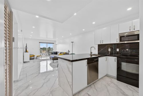 apt-401-8250 Byron Ave, Miami Beach, FL, 33141-4930 | Card Image