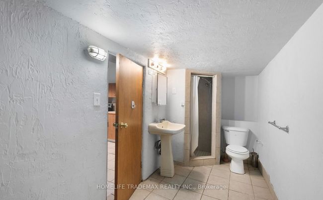 329 Rankin Ave, House other with 8 bedrooms, 3 bathrooms and 4 parking in Windsor ON | Image 18