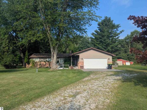 910 N Court St, Au Gres, MI, 48703-9407 | Card Image