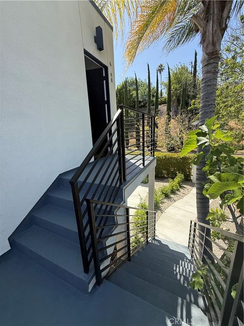 6148 Lederer Ave, Woodland Hills, CA, 91367-1329 | Card Image