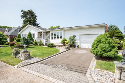 405 S 14th St, Lindenhurst, NY, 11757-4437 | Card Image