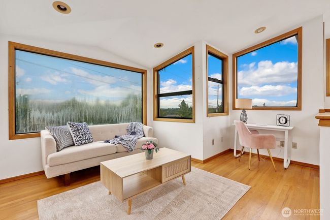8840 Ne 24 Th St, House other with 5 bedrooms, 4 bathrooms and 3 parking in Clyde Hill WA | Image 17