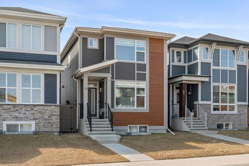 71 Corner Meadows Manor Ne, Home with 3 bedrooms, 2 bathrooms and 2 parking in Calgary AB | Card Image