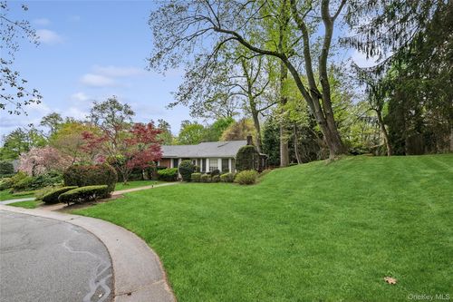 9 Oakwood Circle, North Hempstead, NY, 11576 | Card Image