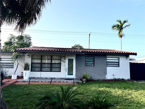 8025 Nw 170th St, Hialeah, FL, 33015-3807 | Card Image