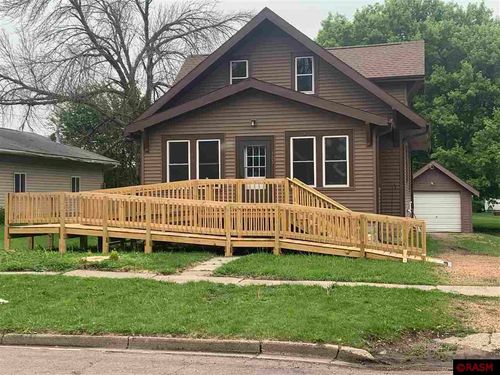 105 N James St, Fairmont, MN, 56031-1467 | Card Image