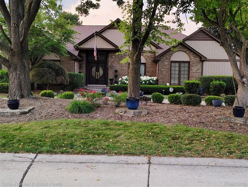 22770 Shadowglen Dr, Farmington Hills, MI, 48335-3656 | Card Image