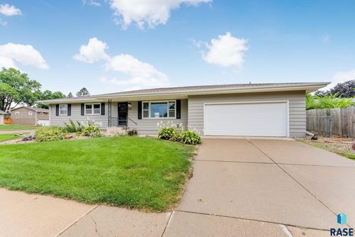 2604 W 39th St, Sioux Falls, SD, 57105-5208 | Card Image