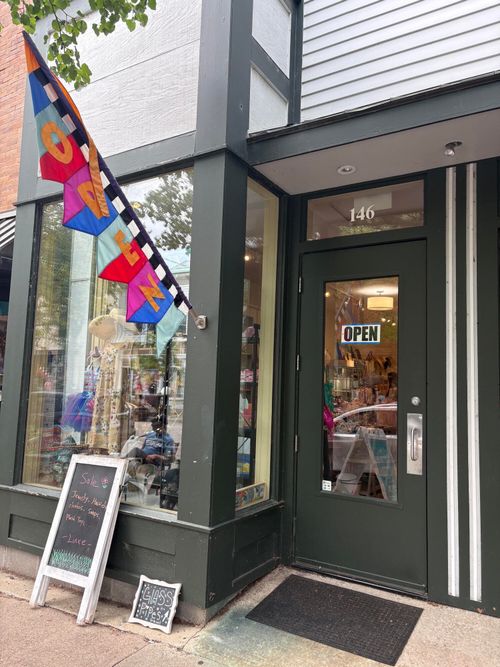 146 Butler St, Saugatuck, MI, 49453-8400 | Card Image