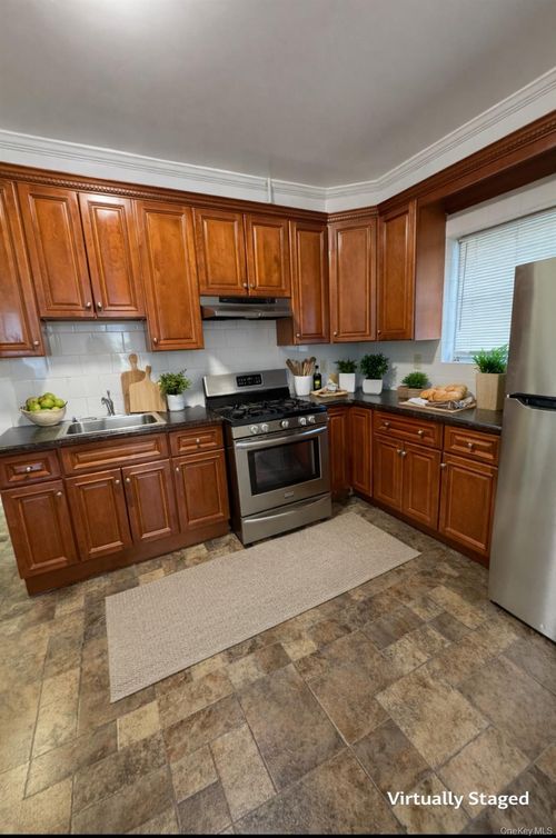 7027 68th Pl, Glendale, NY, 11385-6618 | Card Image