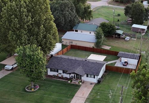 216 S Apache, Binger, OK, 73009-6502 | Card Image