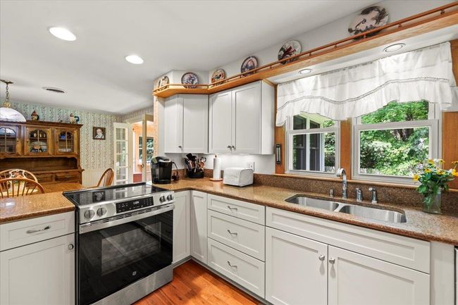 8 Center St, House other with 4 bedrooms, 3 bathrooms and null parking in Bennington VT | Image 7