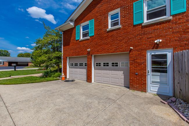 Oversized 2 car garage | Image 43