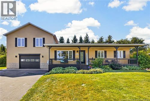 814 Julia Crt, House with 4 bedrooms, 3 bathrooms and null parking in Shediac NB | Card Image