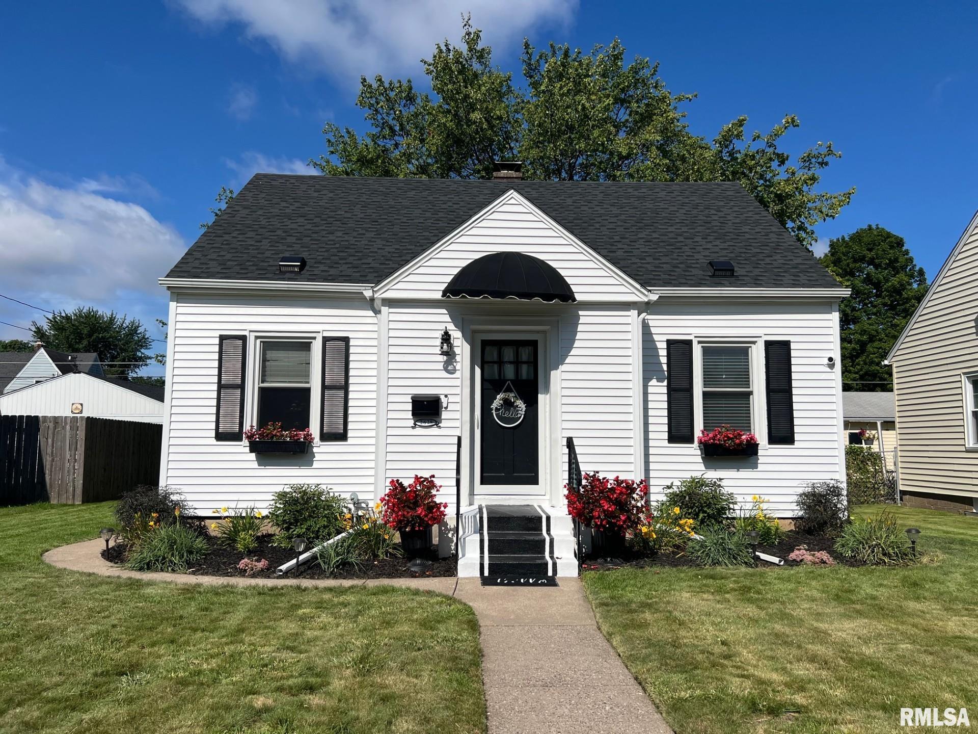 College Ave, Davenport, IA 52803