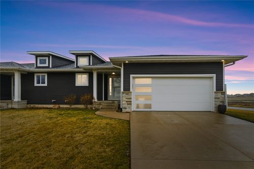 3001 Sherwood Dr, Marion, IA, 52302-7401 | Card Image