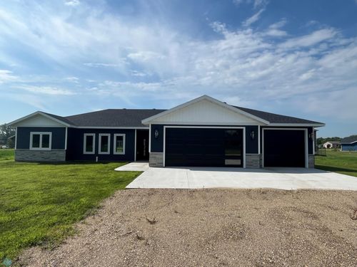 301 Pine Dr, Hankinson, ND, 58041-4471 | Card Image