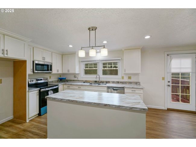 11224 Summit Loop Se, House other with 6 bedrooms, 6 bathrooms and 3 parking in Turner OR | Image 9