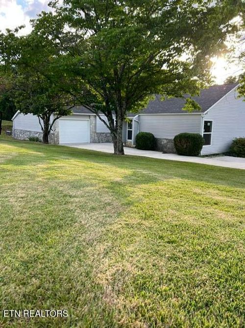 311 Jane Way Ln, Jacksboro, TN, 37757-2711 | Card Image