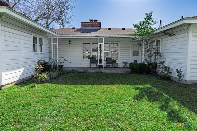 1307 N Main St, House other with 3 bedrooms, 2 bathrooms and null parking in Victoria TX | Image 25