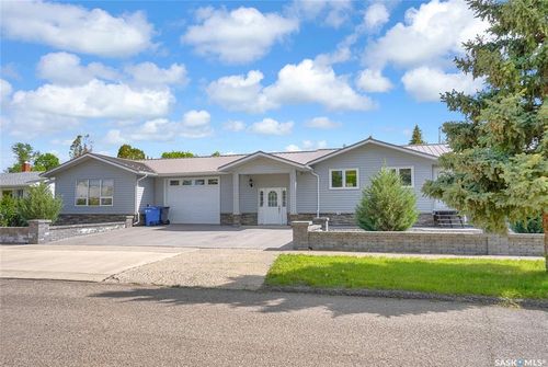 110 3rd Ave, Gravelbourg, SK, S0H1X0 | Card Image