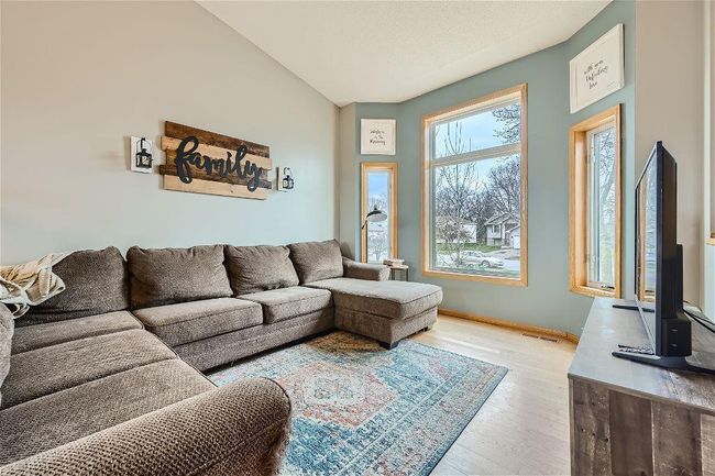 Tons of natural light throughout! | Image 6