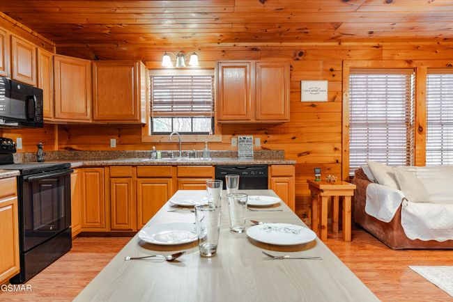 Cabin 2 Kitchen | Image 11