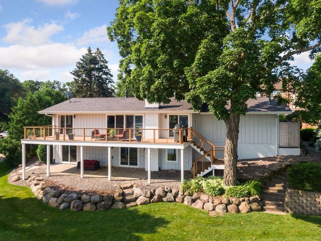 A huge deck spans the entire lakeside of the home, creating a fantastic space for entertaining. The use of cable in the railings helps keeps views unobstructed and is low maintenance! | Image 30