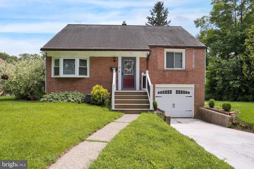 6 Darlin Dr, West Lawn, PA, 19609-1704 | Card Image