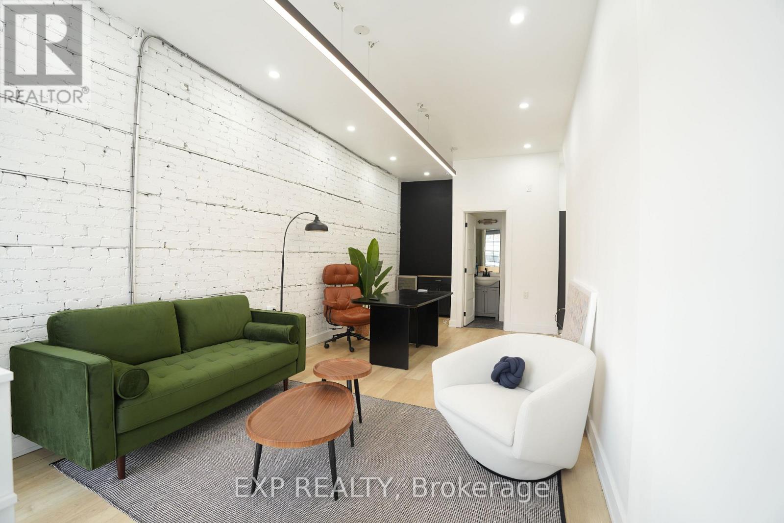 Commercial Lease in Toronto (Woodbine Corridor) 4