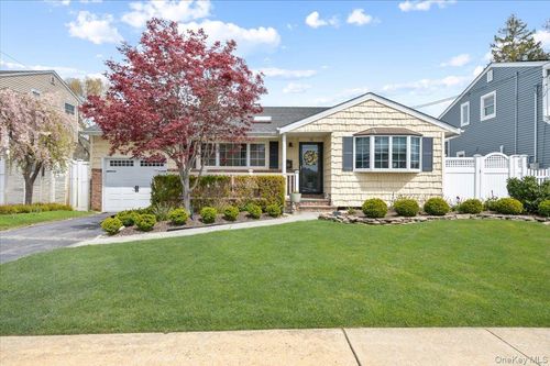 12 W Orlando St, Massapequa, NY, 11758-7425 | Card Image