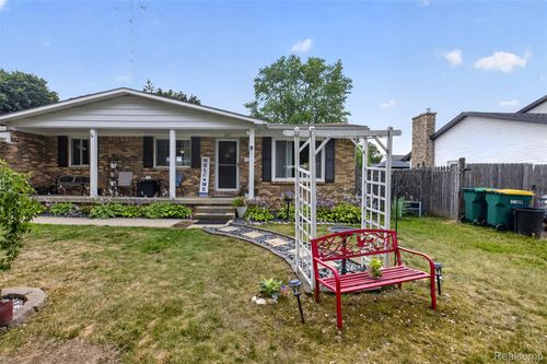 527 Leland St, Flushing, MI, 48433-3302 | Card Image