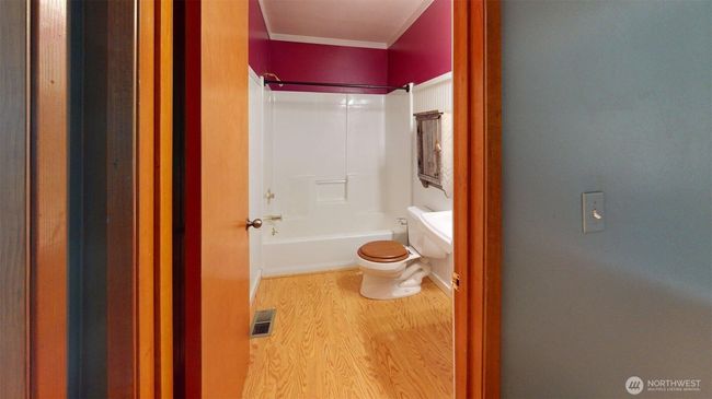 Hall Bathroom | Image 19