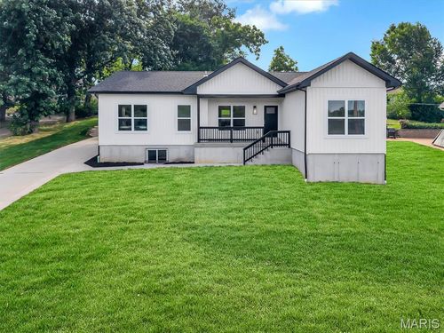 211 Fee Fee Rd, Maryland Heights, MO, 63043-2711 | Card Image
