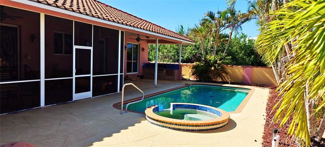 Pool and Jacuzzi | Image 33