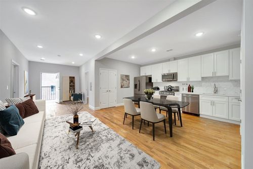 apt-303-725 Sip St, Union City, NJ, 07087-2421 | Card Image