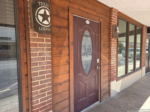 1328 3rd St, Floresville, TX, 78114-1962 | Card Image