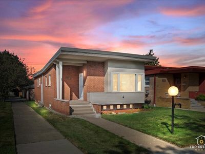 8958 S Phillips Avenue, House other with 3 bedrooms, 2 bathrooms and 2 parking in Chicago IL | Image 2