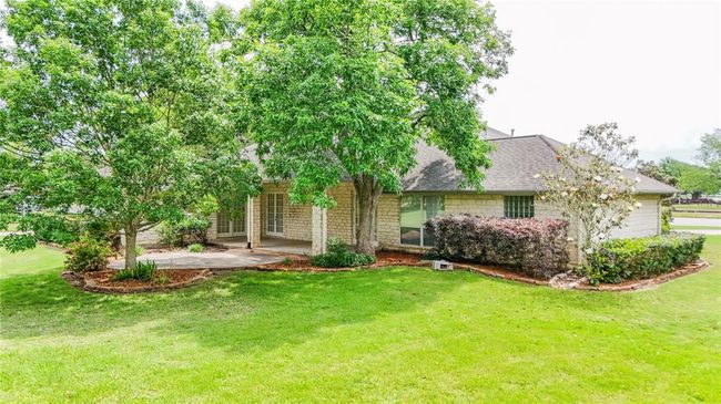 1212 W North St, House other with 3 bedrooms, 3 bathrooms and 2 parking in Louise TX | Image 42