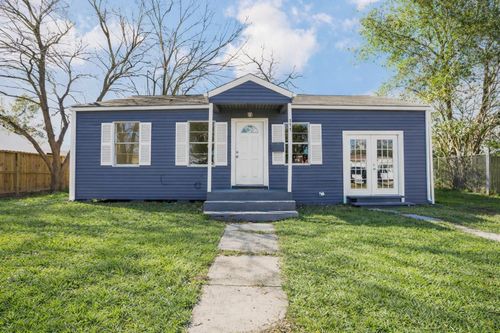 111 Poinsetta Ln, Highlands, TX, 77562-2639 | Card Image