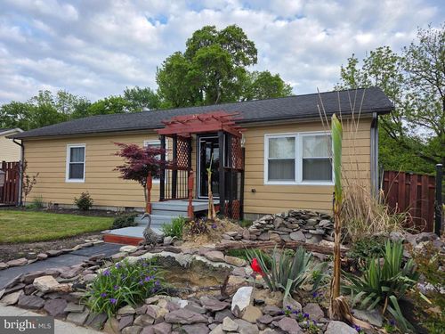 611 W 8th St, LAUREL, DE, 19956-1317 | Card Image