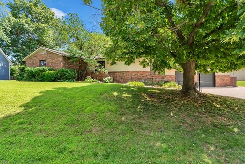709 Country Club Dr, Newton, KS, 67114-4550 | Card Image
