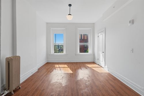 3d-105 High St, Holyoke, MA, 01040-4587 | Card Image