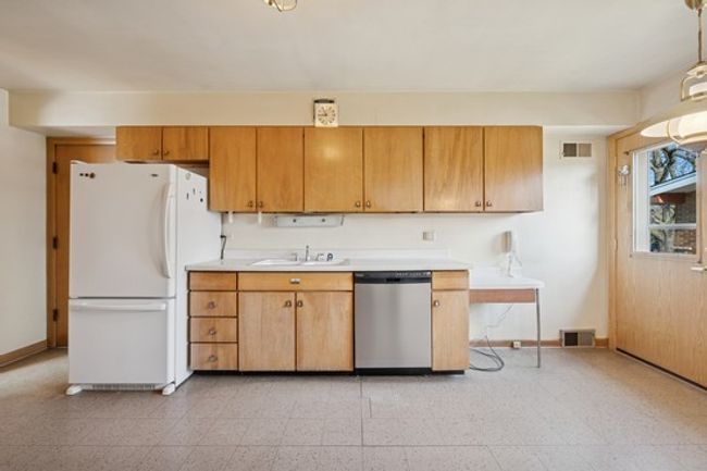 5623 N Manor Ln, House other with 3 bedrooms, 2 bathrooms and 2 parking in CHICAGO IL | Image 7