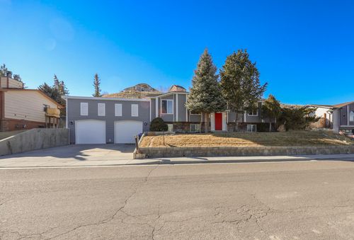 200 Apache Ave, Green River, WY, 82935-5325 | Card Image