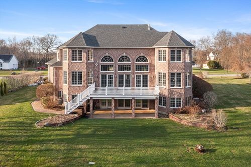 64 Kensington Ct, Swansea, MA, 02777-3567 | Card Image