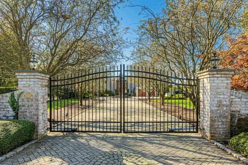 10 Beech Rd, Islip, NY, 11751-4907 | Card Image