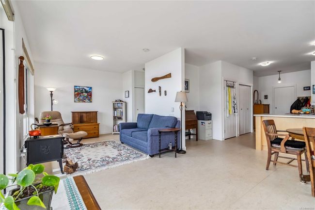 Living area with genuine linoleum | Image 5